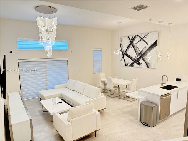 4393 NW 9th St, Plantation, FL 33317