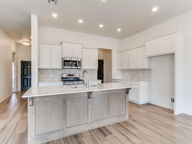 7705 Three Woods Lane, Yukon, OK 73099