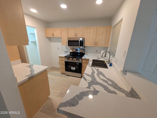 1880 E MORTEN Avenue 101, Phoenix, AZ 85020