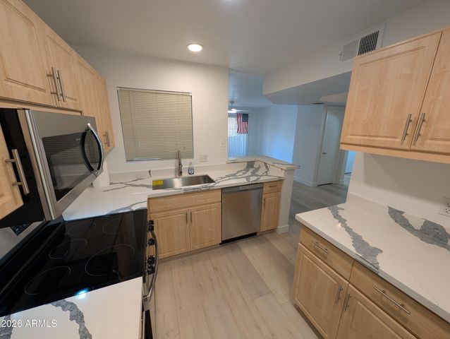 1880 E MORTEN Avenue 101, Phoenix, AZ 85020