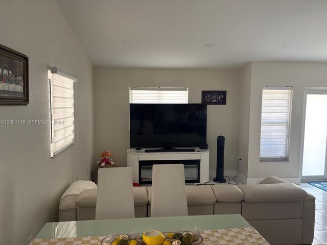 3103 W 70th St, Hialeah, FL 33018