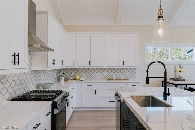 6469 N Cobblestone Road, Mayfield Village, OH 44143