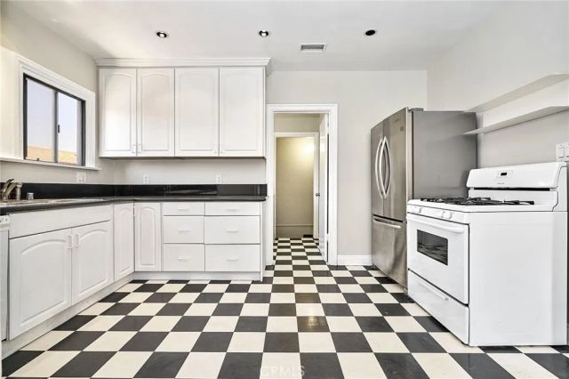 6669 De Longpre Avenue, Los Angeles, CA 90028