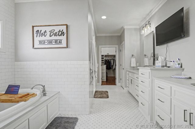 1014 W 86th Place S, Tulsa, OK 74132