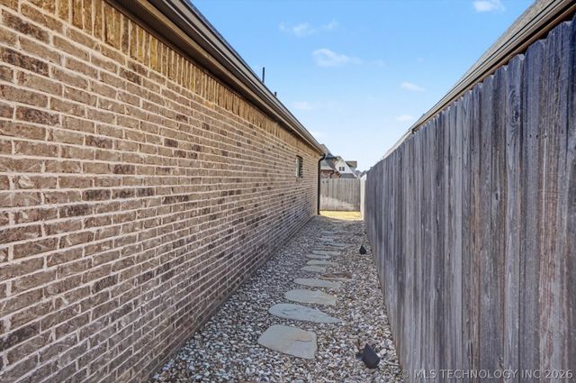 1014 W 86th Place S, Tulsa, OK 74132