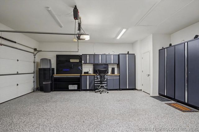 1014 W 86th Place S, Tulsa, OK 74132