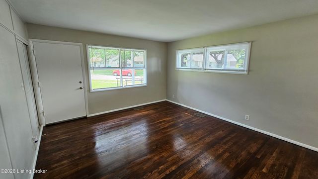 2935 Garey Ln, Louisville, KY 40216