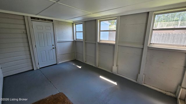 2935 Garey Ln, Louisville, KY 40216