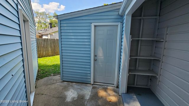 2935 Garey Ln, Louisville, KY 40216