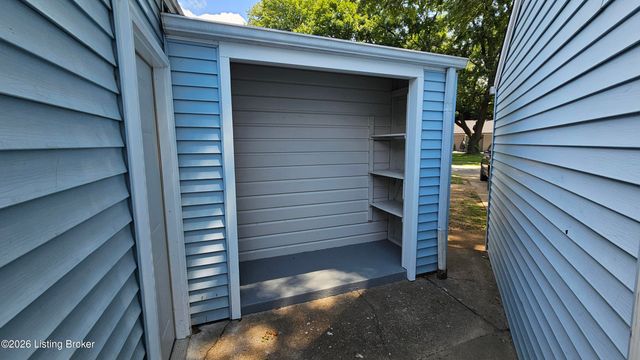 2935 Garey Ln, Louisville, KY 40216