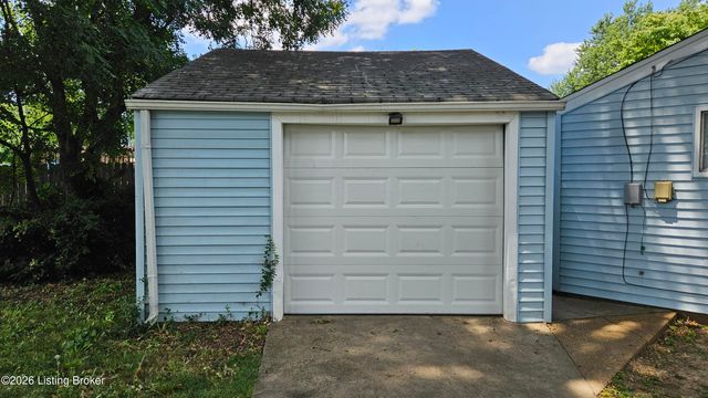 2935 Garey Ln, Louisville, KY 40216