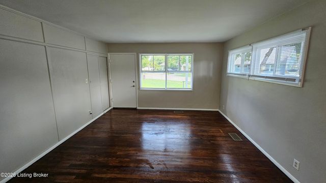 2935 Garey Ln, Louisville, KY 40216