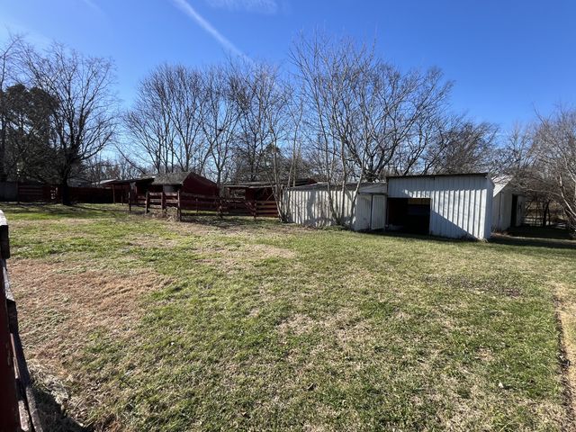 1047 New Deal Potts Rd, Cottontown, TN 37048