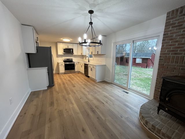 1047 New Deal Potts Rd, Cottontown, TN 37048