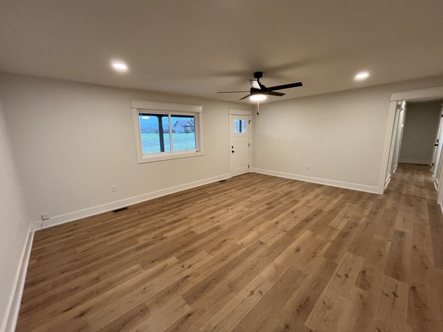 1047 New Deal Potts Rd, Cottontown, TN 37048