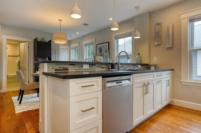 26 Park Rd 2, Belmont, MA 02478