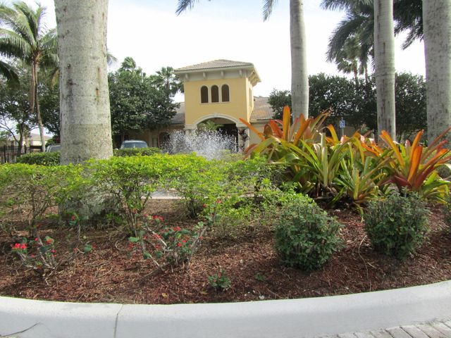 700 S Crestwood Court S 704, Royal Palm Beach, FL 33411