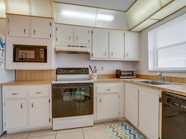 3959 Via Poinciana 605, Lake Worth, FL 33467