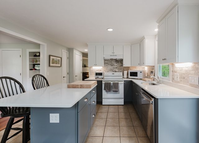 6 Michelle Lane, Mattapoisett, MA 02739