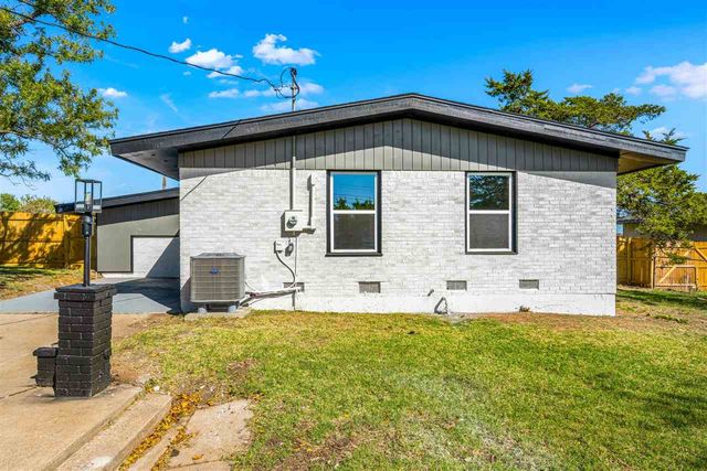 1705 NW 44th St, Lawton, OK 73505