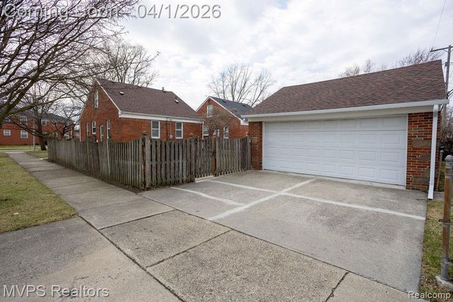 21465 Bournemouth Street, Harper Woods, MI 48225