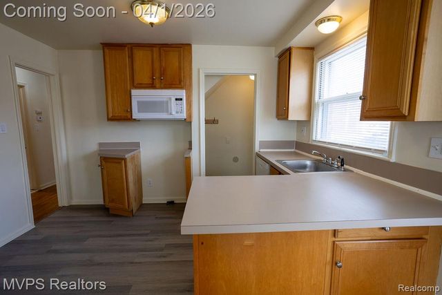 21465 Bournemouth Street, Harper Woods, MI 48225