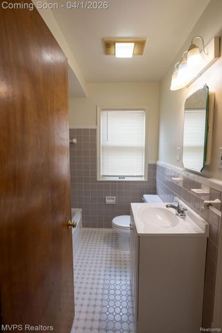 21465 Bournemouth Street, Harper Woods, MI 48225