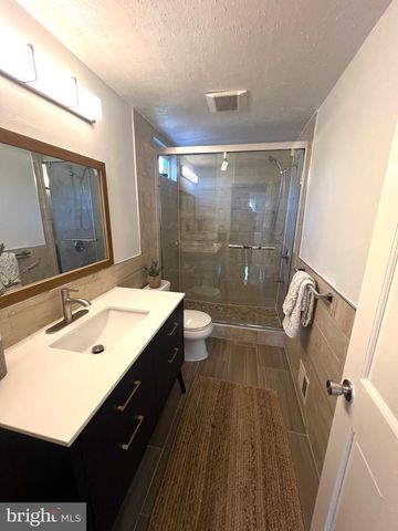 2 THORNHILL RD, Cherry Hill, NJ 08003