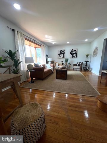 2 THORNHILL RD, Cherry Hill, NJ 08003