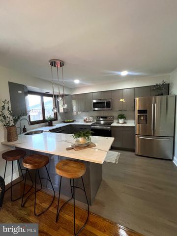 2 THORNHILL RD, Cherry Hill, NJ 08003