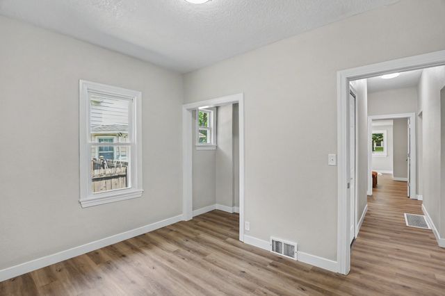 2006 E 13th Street, Des Moines, IA 50316