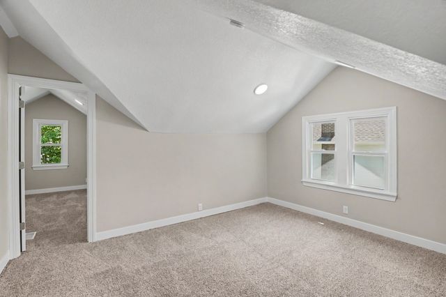 2006 E 13th Street, Des Moines, IA 50316
