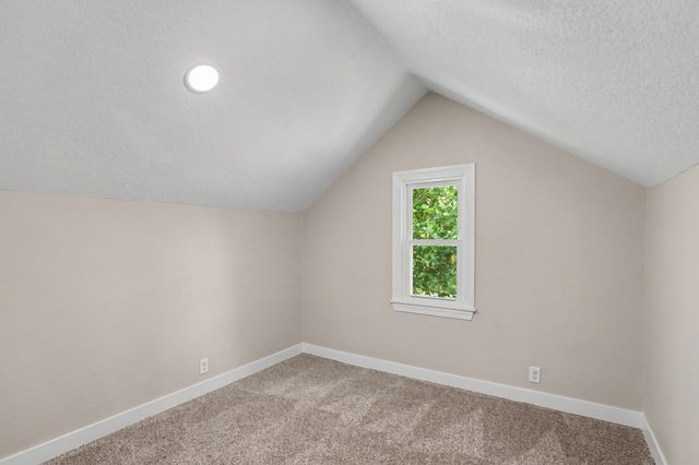 2006 E 13th Street, Des Moines, IA 50316