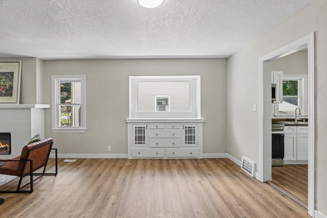 2006 E 13th Street, Des Moines, IA 50316