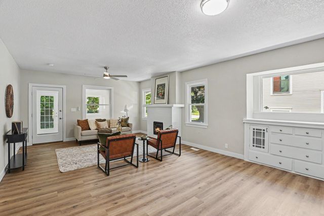 2006 E 13th Street, Des Moines, IA 50316