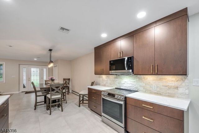 320 Monroe Ave, Wyckoff Twp., NJ 07481