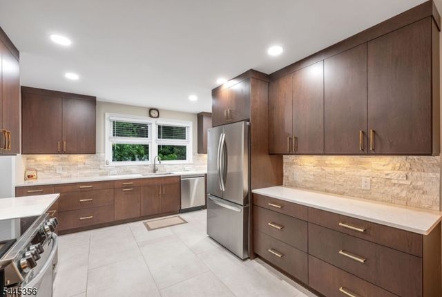 320 Monroe Ave, Wyckoff Twp., NJ 07481