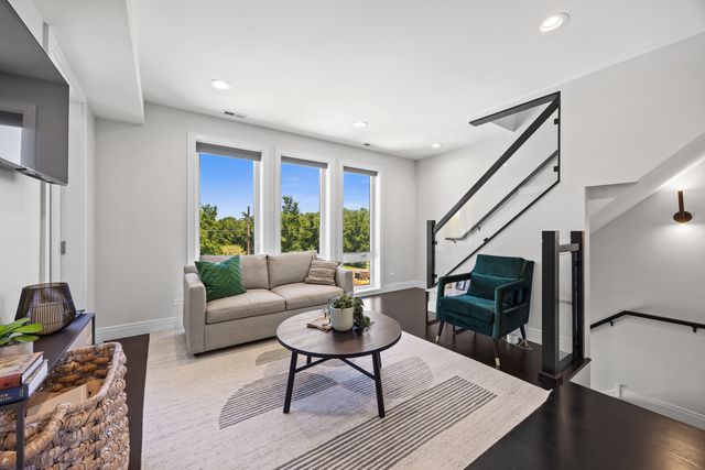 3901 S Lake Park Avenue D, Chicago, IL 60653