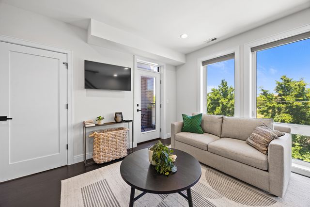3901 S Lake Park Avenue D, Chicago, IL 60653
