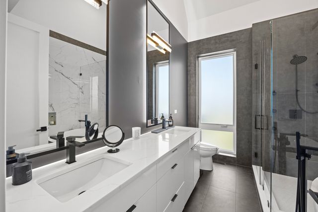 3901 S Lake Park Avenue D, Chicago, IL 60653