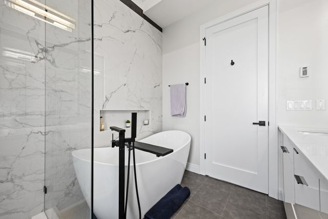 3901 S Lake Park Avenue D, Chicago, IL 60653