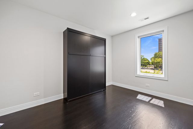 3901 S Lake Park Avenue D, Chicago, IL 60653