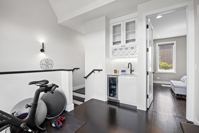 3901 S Lake Park Avenue D, Chicago, IL 60653