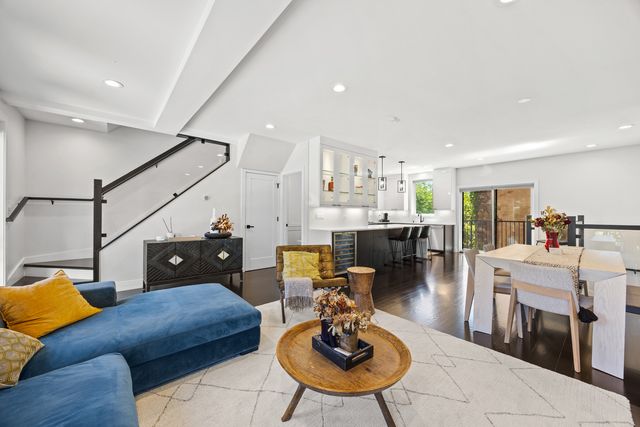 3901 S Lake Park Avenue D, Chicago, IL 60653