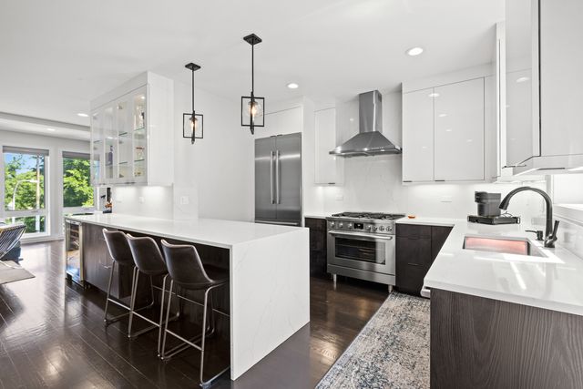 3901 S Lake Park Avenue D, Chicago, IL 60653