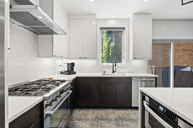 3901 S Lake Park Avenue D, Chicago, IL 60653