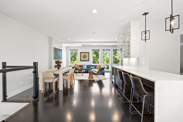 3901 S Lake Park Avenue D, Chicago, IL 60653