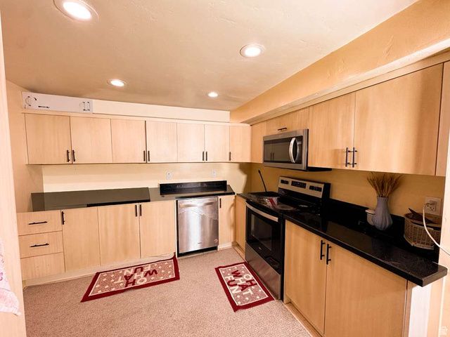 8068 S TWELVE DR, Sandy, UT 84094