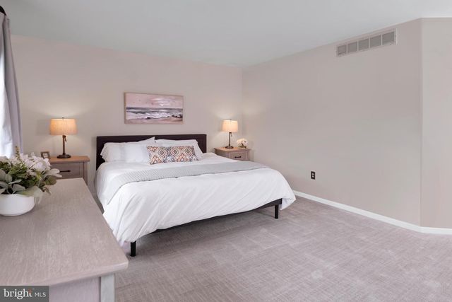 6 GREENFIELD DR N, Princeton Junction, NJ 08550