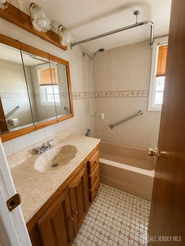 44 Jonn Street, Helmetta, NJ 08828